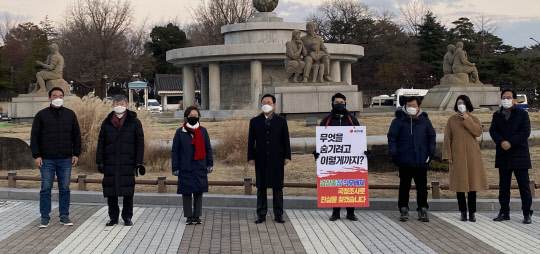 주호영(왼쪽 세번째) 국민의힘 원내대표가 29일 초선 의원들의 릴레이 1인 시위가 진행되고 있는 청와대 인근 분수대 광장을 방문했다.    연합뉴스